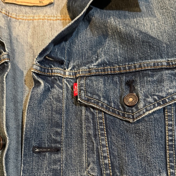 Levi's Classic Blue Denim Jacket - Picture 2 of 5